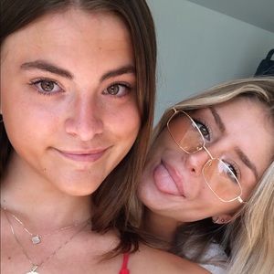 Meet your Posher, Olivia